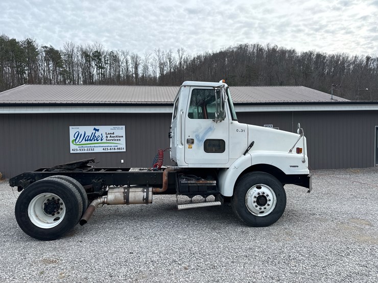 #1052-•-1996-volvo-wg-single-axle-truck-image-1