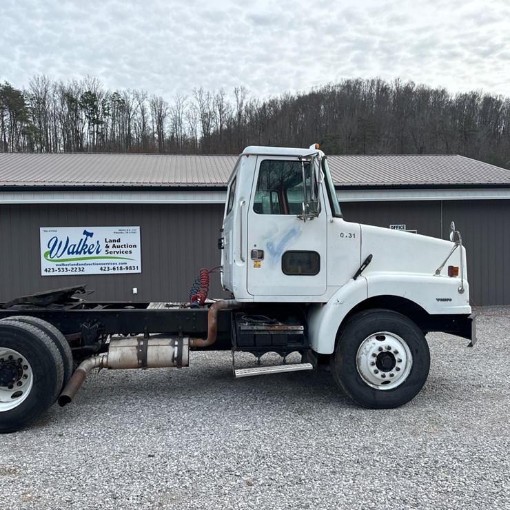 #1052 • 1996 Volvo WG Single Axle Truck