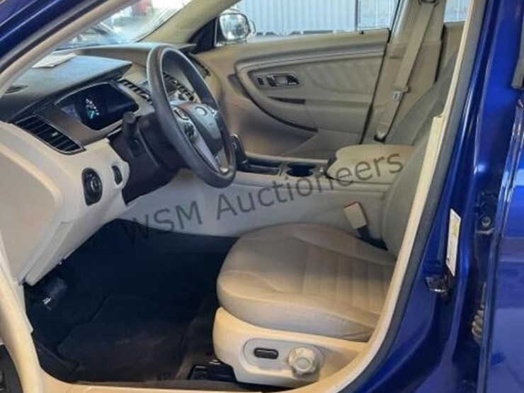 2015-ford-taurus-sdn-image-21