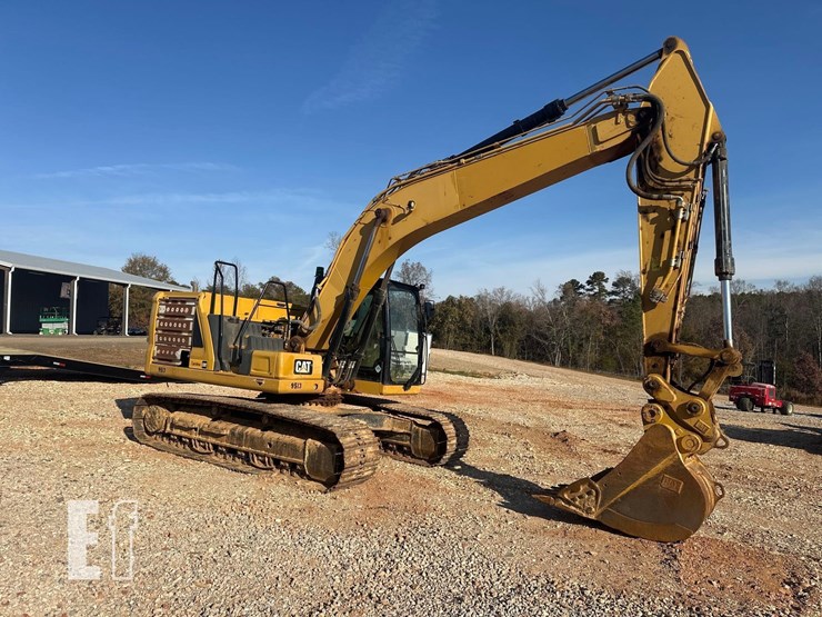2018-caterpillar-320-image-1