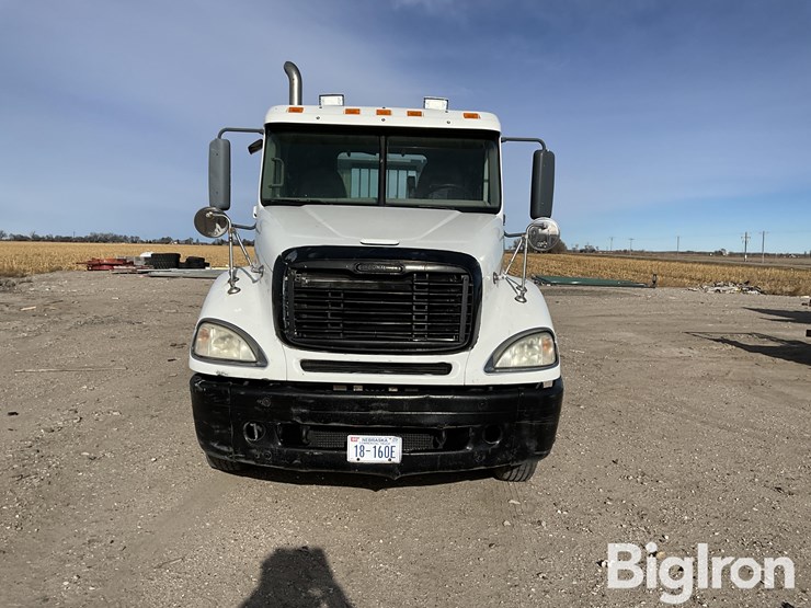 2005-freightliner-columbia-120-image-2