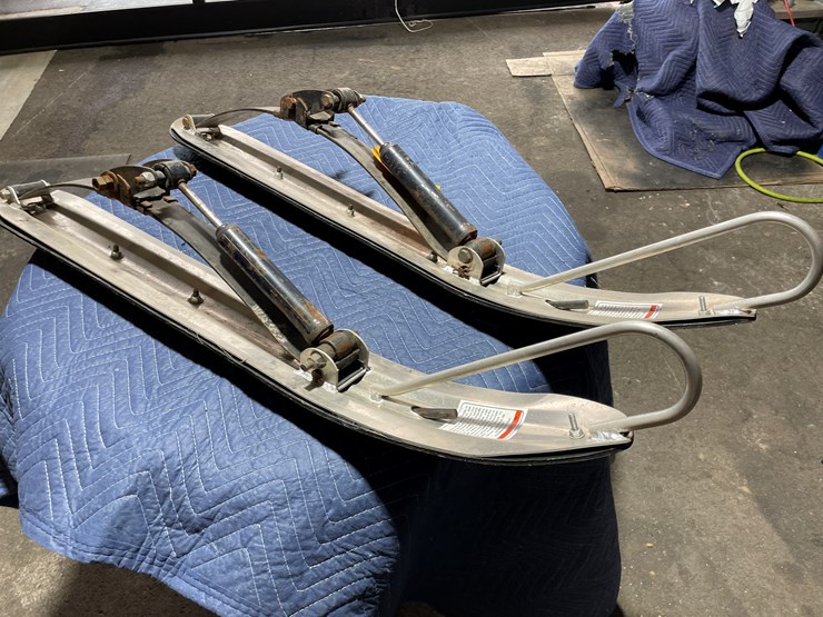 #3866-•-pair-of-aluminum-ski's-image-2