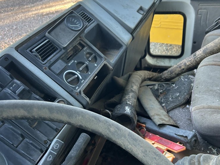 1989-volvo-fe6-image-35