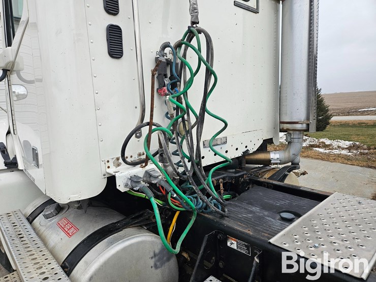 2005-freightliner-columbia-120-image-13