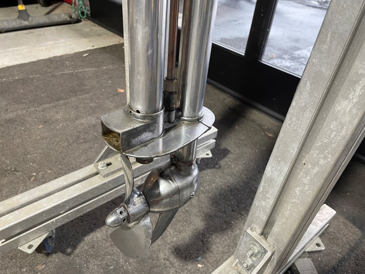 #3823-•-johnson-vintage-outboard-boat-motor-image-4