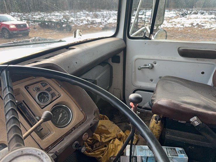 1982-ford-8000-image-47