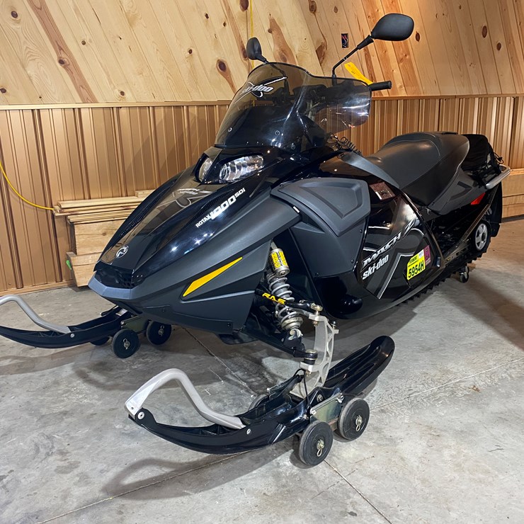 #3789 • 2006 Ski-Doo Mach Z 1000 SDI Snowmobile