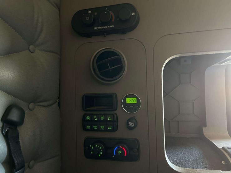 2017-freightliner-cascadia-125-image-41