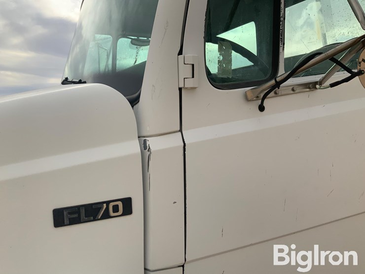 1998-freightliner-fl70-image-11