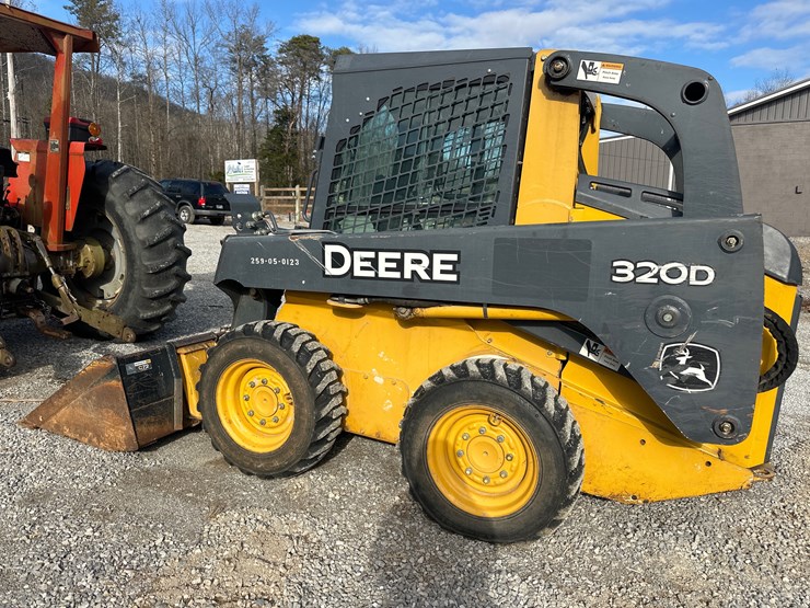 2014-deere-320d-image-4