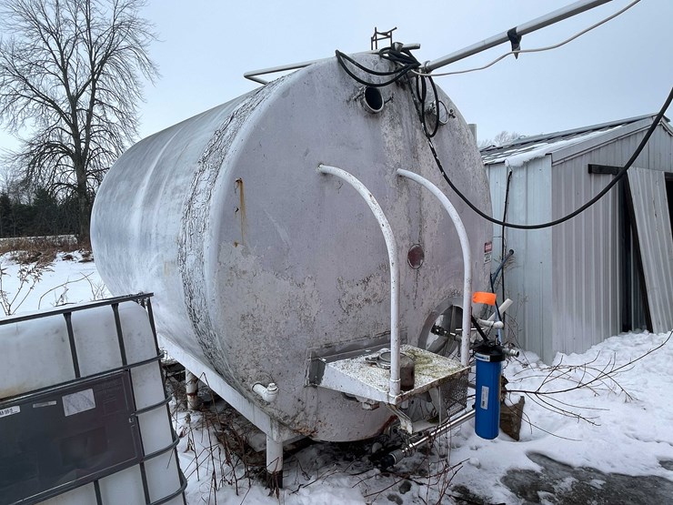 #3513-•-dairy-craft-4000-gallon-milk-stainless-steel-bulk-tank-image-1