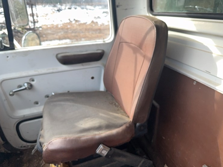 1982-ford-8000-image-45