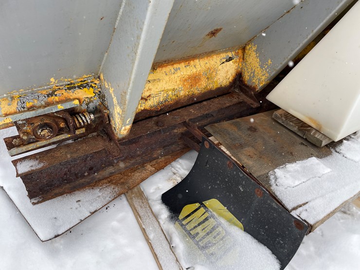 #3773-•-truck-mounted-salter/sander-with-brine-tanks-image-22