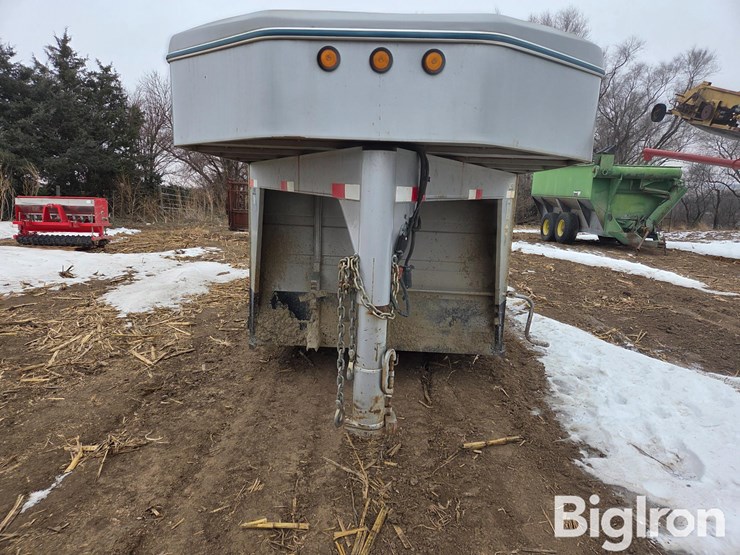 2000-titan-trailer-image-2