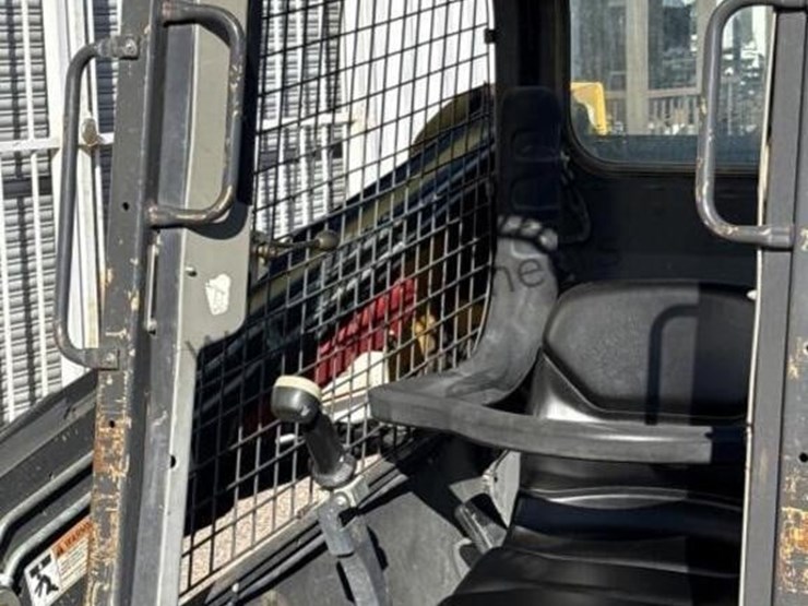 new-holland-l216-image-19