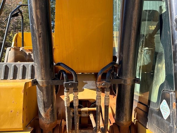 2022-caterpillar-320-image-10