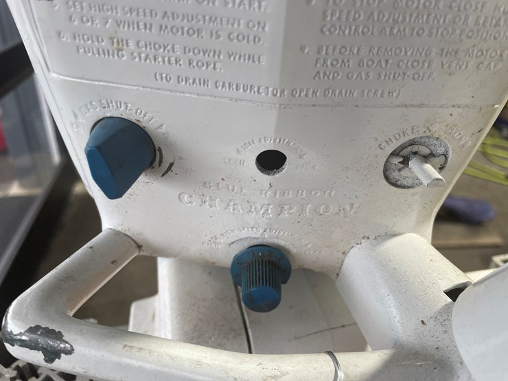 #3818-•-champion-3.2-hp-vintage-outboard-boat-motor-image-9
