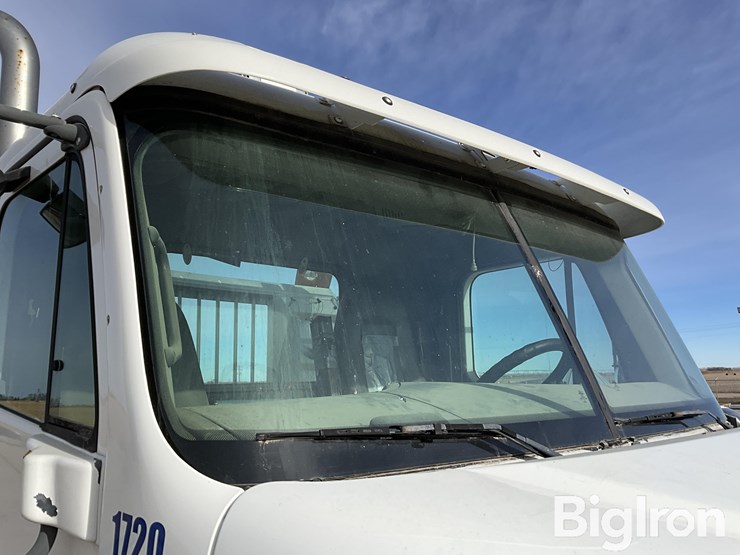 2005-freightliner-columbia-120-image-16