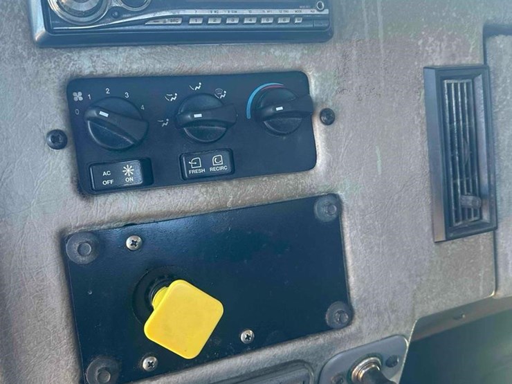 2008-peterbilt-335-image-30