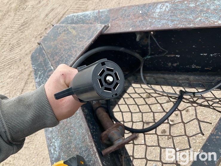 2000-diamond-t-bumper-pull-t/a-flatbed-trailer-image-13