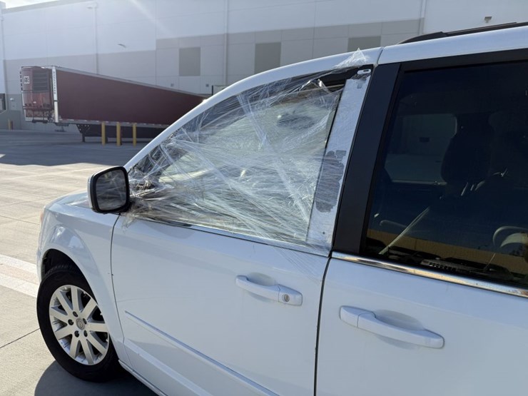 2015-chrysler-town-&-country-image-7