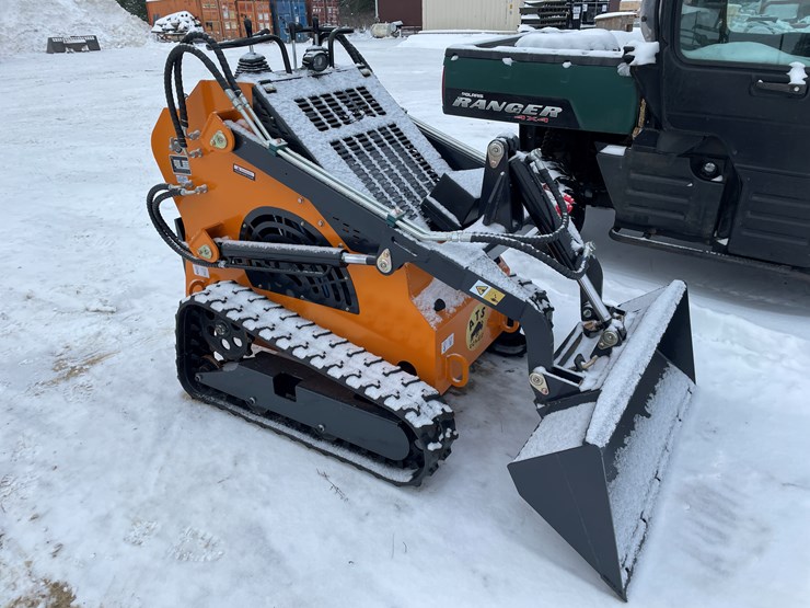 #307-•-new-land-hero-mini-skid-loader-image-3