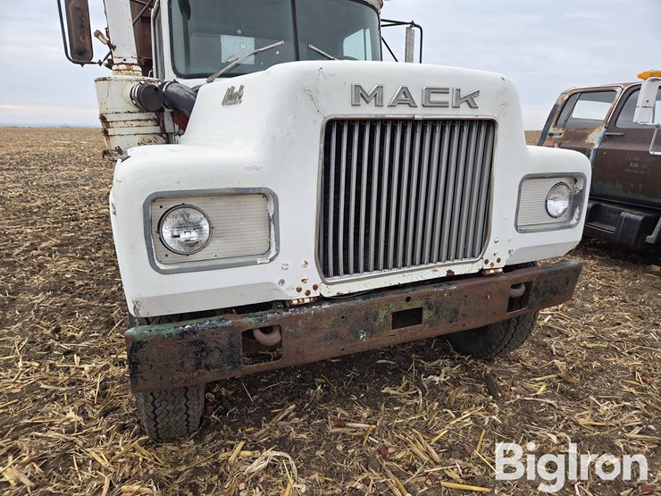 1971-mack-r685s-image-13