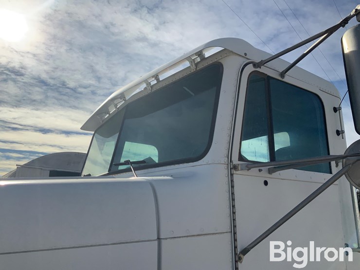 1999-freightliner-fld120-image-18