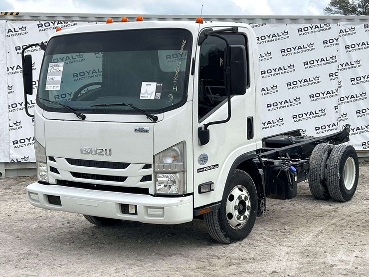 2018-isuzu-npr-image-1
