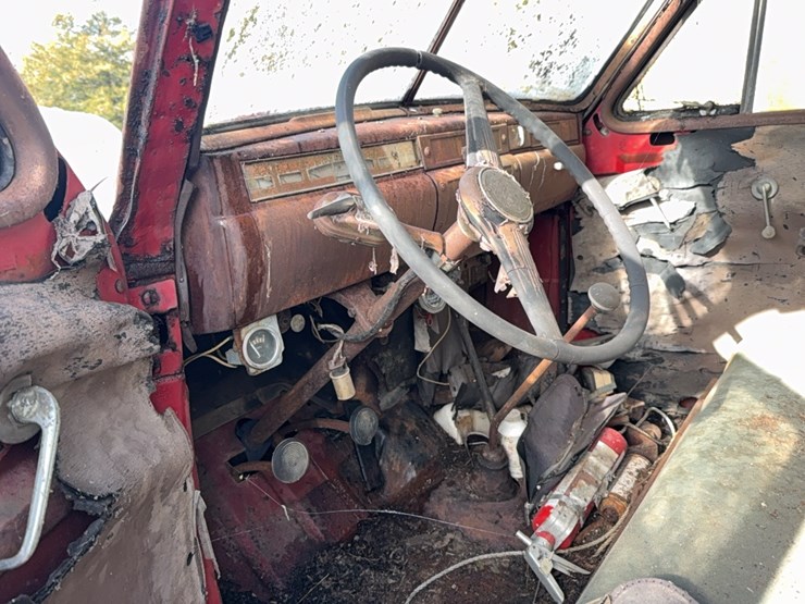 1947-studebaker,-6-wheel-grain,-cattle-sides,-not-running;-located-at-7241-roxbury-rd,-charles-city,-va,-please-call-804.837.9940-or-804.651.4404-with-questions-image-9