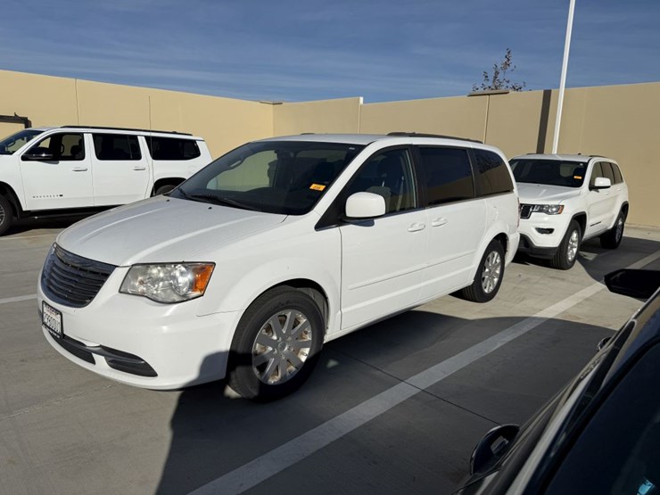2015-chrysler-town-&-country-image-1
