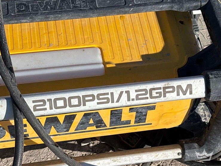 dewalt-2100psi-pressure-washer-image-2