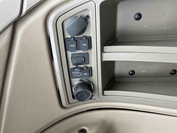 2024-john-deere-w235r-image-49