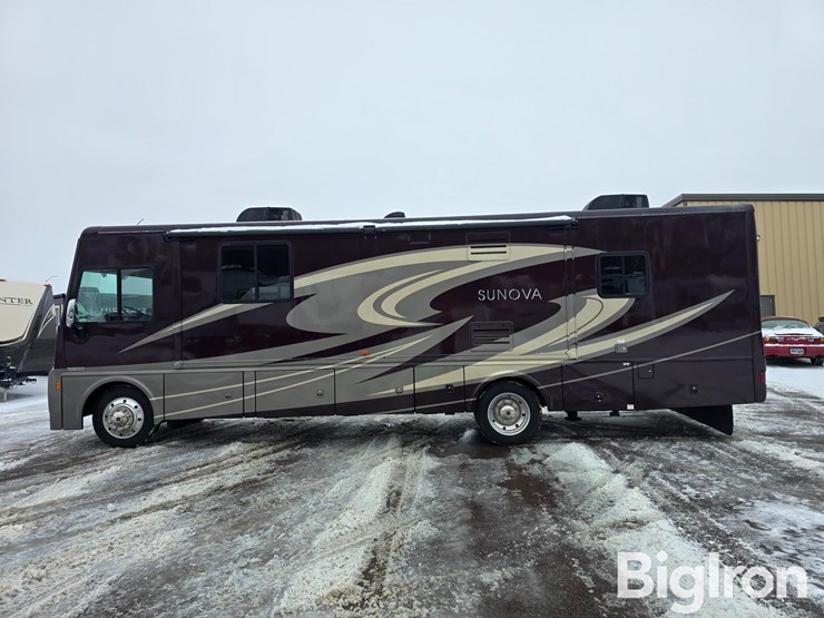 2017-winnebago-sunova-33c-class-a-motorhome-image-8