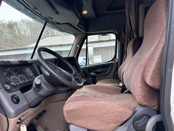 2012-freightliner-cascadia-125-image-12