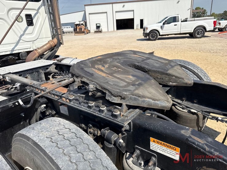 2012-freightliner-cascadia-day-cab-truck-tractor-image-6