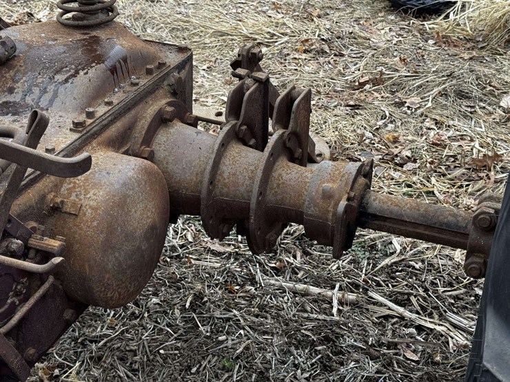 farmall-f-12-narrow-front-on-rubber-image-27