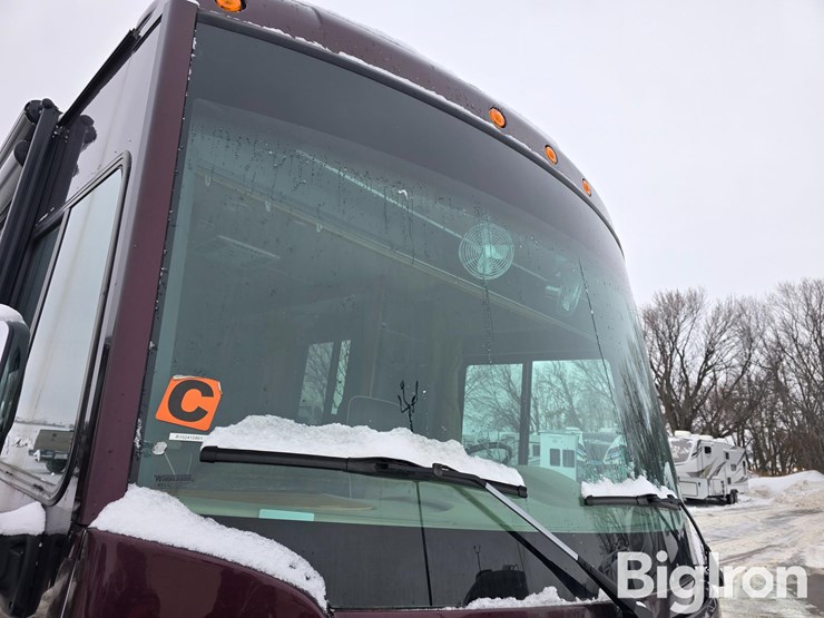 2017-winnebago-sunova-33c-class-a-motorhome-image-12