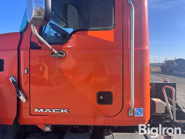 2016-mack-pinnacle-chu613-image-10