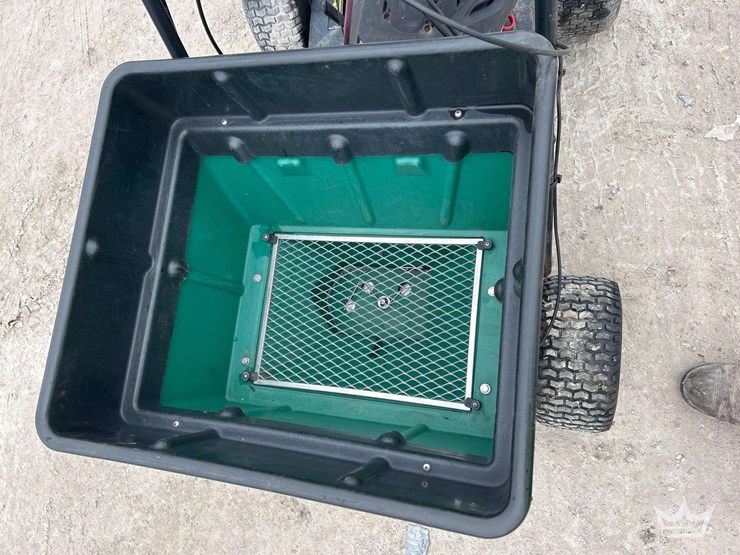 lesco-self-propelled-commercial-spreader-image-10