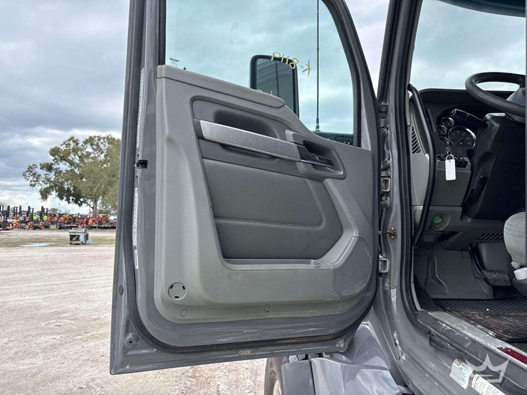 2019-kenworth-t880-image-25