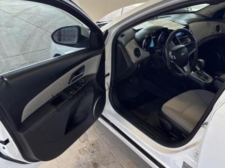 2011-chevrolet-cruze-lt-sdn-image-22