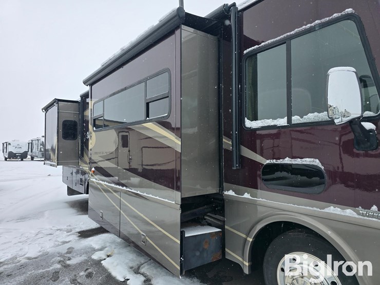 2017-winnebago-sunova-33c-class-a-motorhome-image-13