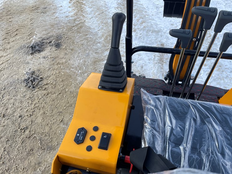 #200-•-miva-va15-mini-excavator-image-17