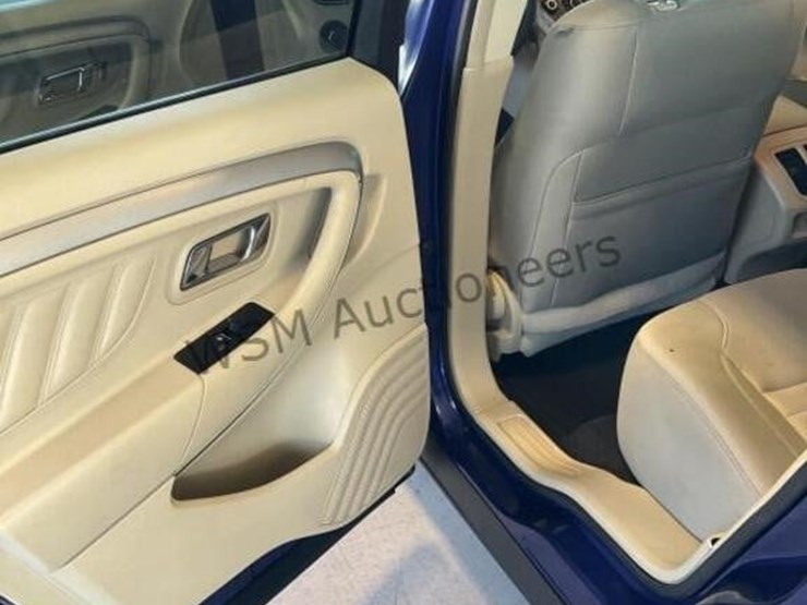 2015-ford-taurus-sdn-image-25