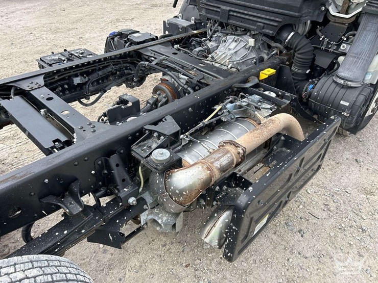 2018-isuzu-npr-image-21