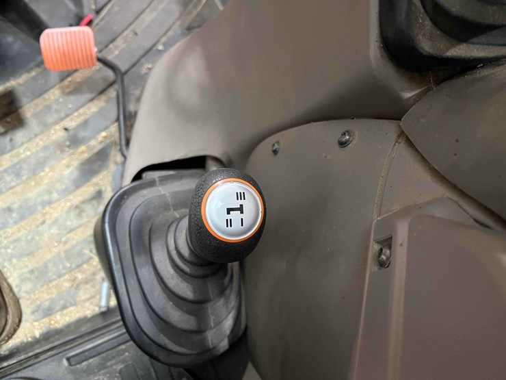 2014-case-farmall-115u-tractor-image-22