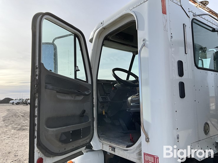 2005-freightliner-columbia-120-image-19