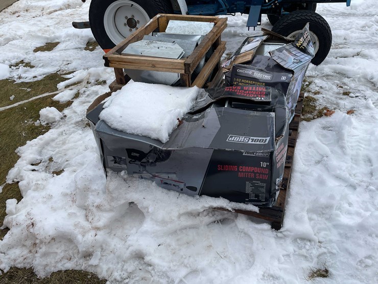 #3542-•-pallet-of-bucket-covers-image-9