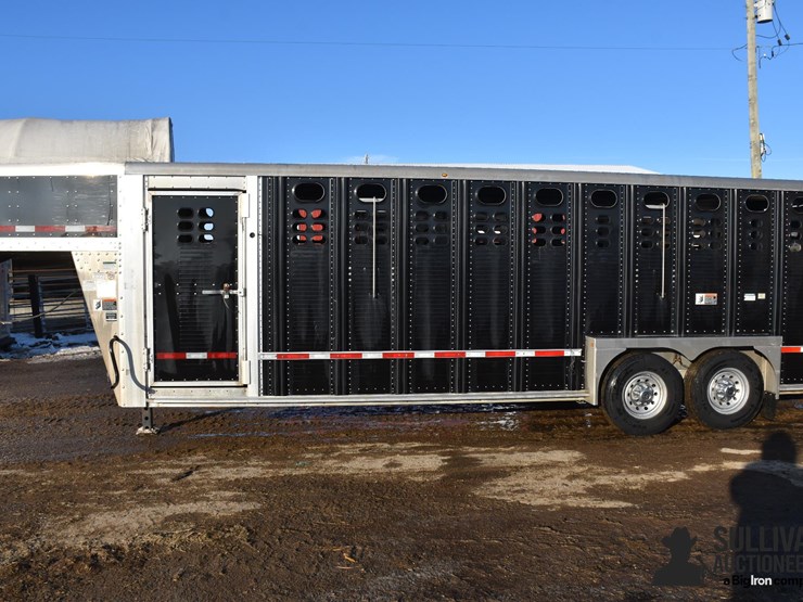 2020-wilson-livestock-trailer-image-8